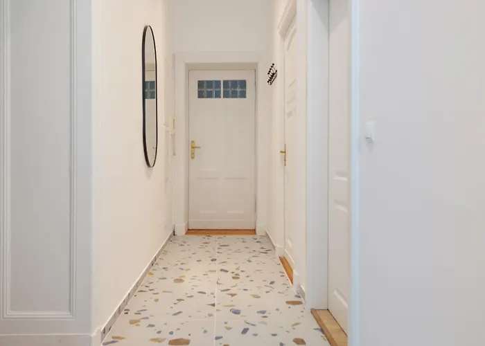 Apartment Oomph 3br With Light Tones And Artwork