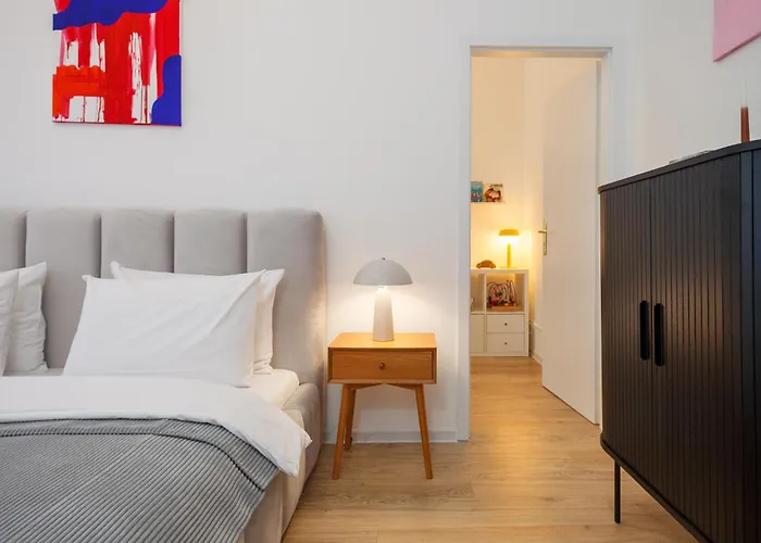 Oomph 3br With Light Tones And Artwork Daire *