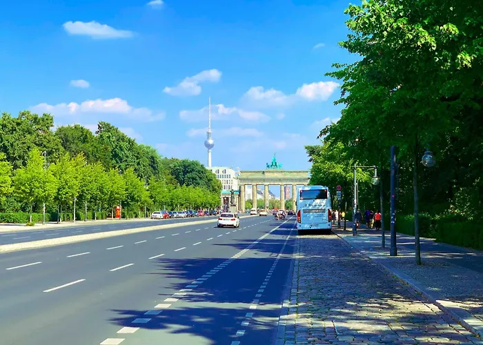 Oomph 3br With Light Tones And Artwork Berlin