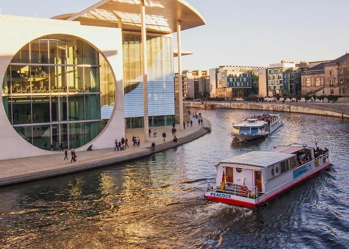 Daire Oomph 3br With Light Tones And Artwork *