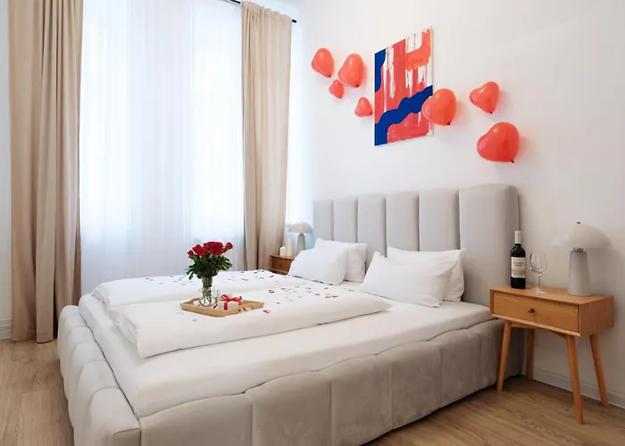 Oomph 3br With Light Tones And Artwork Berlin
