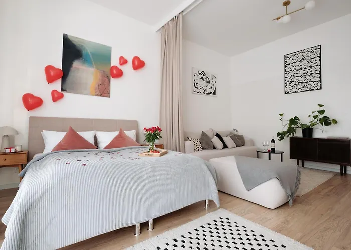 Oomph 3br With Light Tones And Artwork Apartament