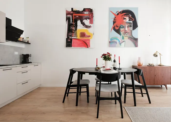 Oomph 3br With Light Tones And Artwork Daire *