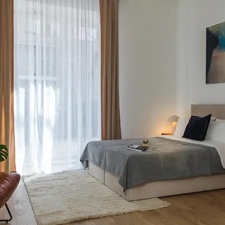 Oomph 3br With Light Tones And Artwork Lägenhet