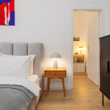 Oomph 3br With Light Tones And Artwork Lägenhet *