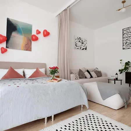 Oomph 3br With Light Tones And Artwork Lägenhet