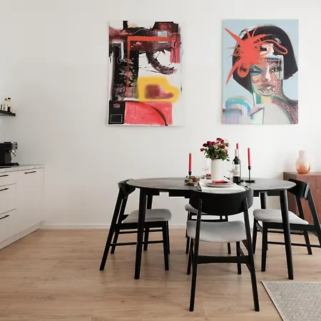 Oomph 3br With Light Tones And Artwork Lägenhet *