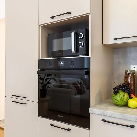 Oomph 3br With Light Tones And Artwork