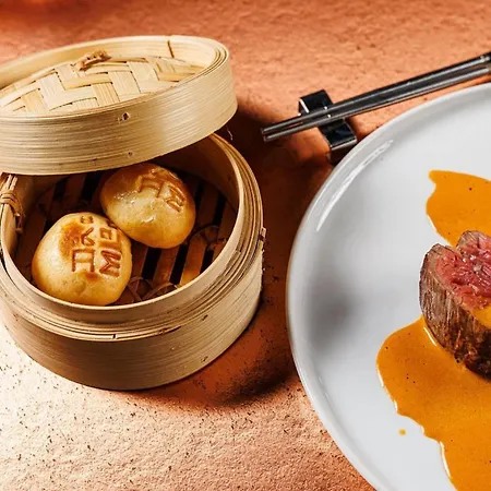 Oomph 3br With Light Tones And Artwork Apartament