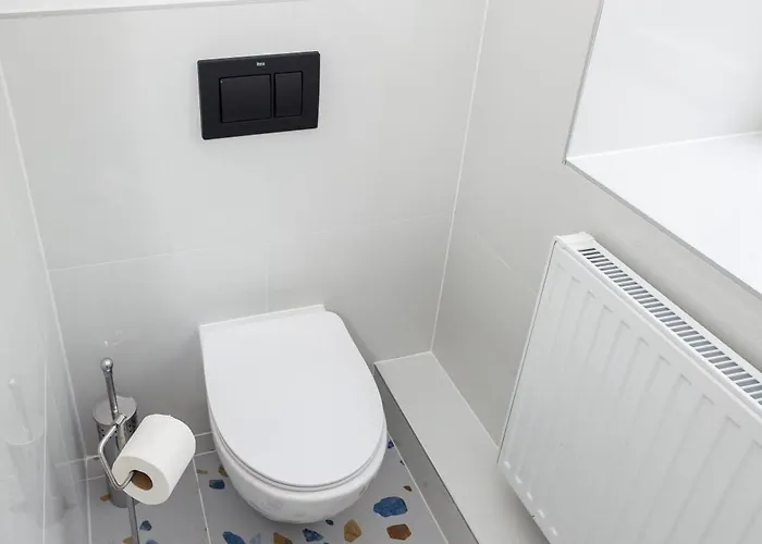 Oomph 3br With Light Tones And Artwork