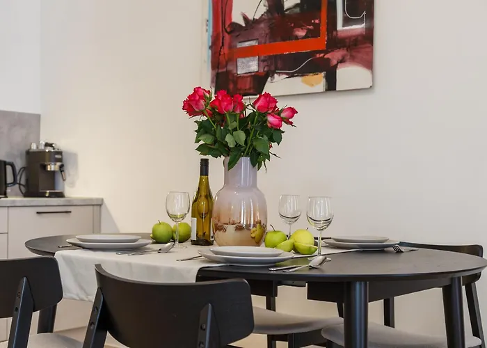 Oomph 3br With Light Tones And Artwork Appartement *