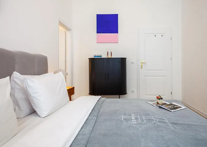 Oomph 3br With Light Tones And Artwork *