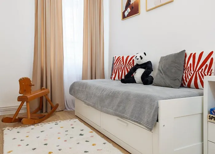 Oomph 3br With Light Tones And Artwork 公寓