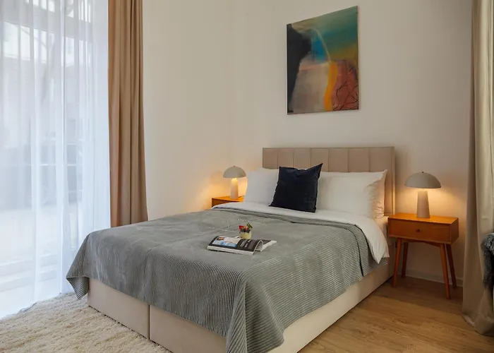 Appartement Oomph 3br With Light Tones And Artwork