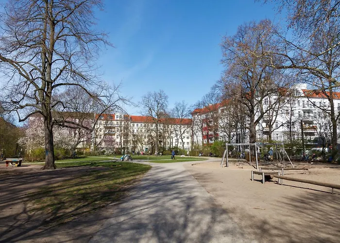 Oomph 3br With Light Tones And Artwork Appartement