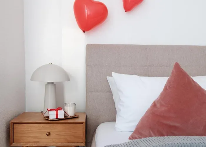 Oomph 3br With Light Tones And Artwork Appartement *