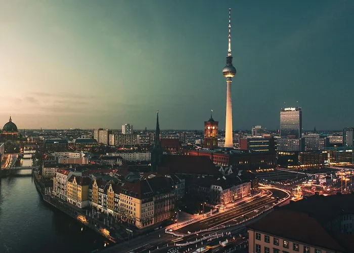 Appartement Oomph 3br With Light Tones And Artwork *